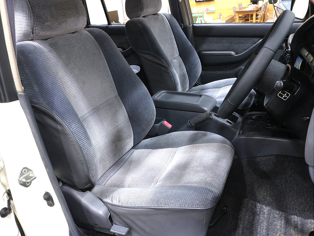 運転席シートは使用感が特に出る部分。こちらも使用感の少ない良コンディション。
