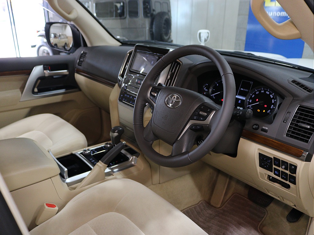 運転席に乗り込む視点に近いよう撮影に注力。