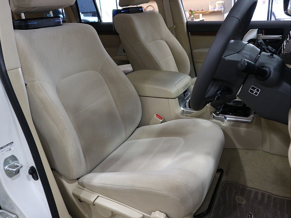 運転席シートは使用感が特に出る部分。こちらも使用感の少ない良コンディション。