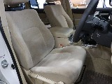 運転席シートは使用感が特に出る部分。こちらも使用感の少ない良コンディション。