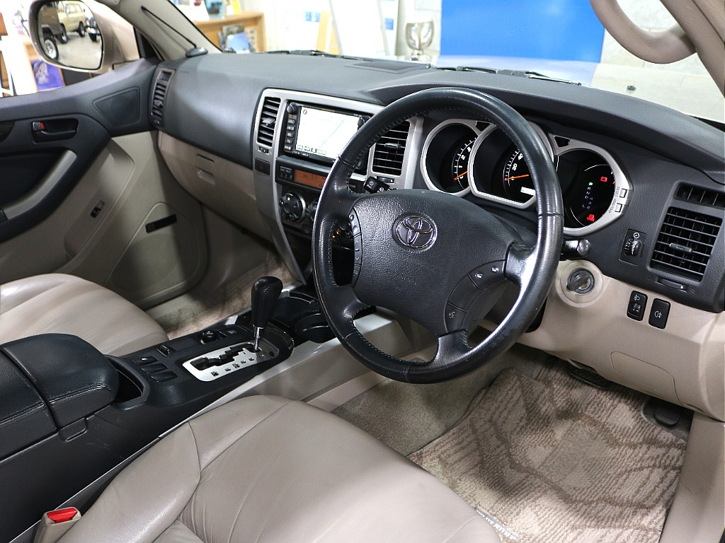 運転席に乗り込んだ際の視点になるよう撮影いたしました。