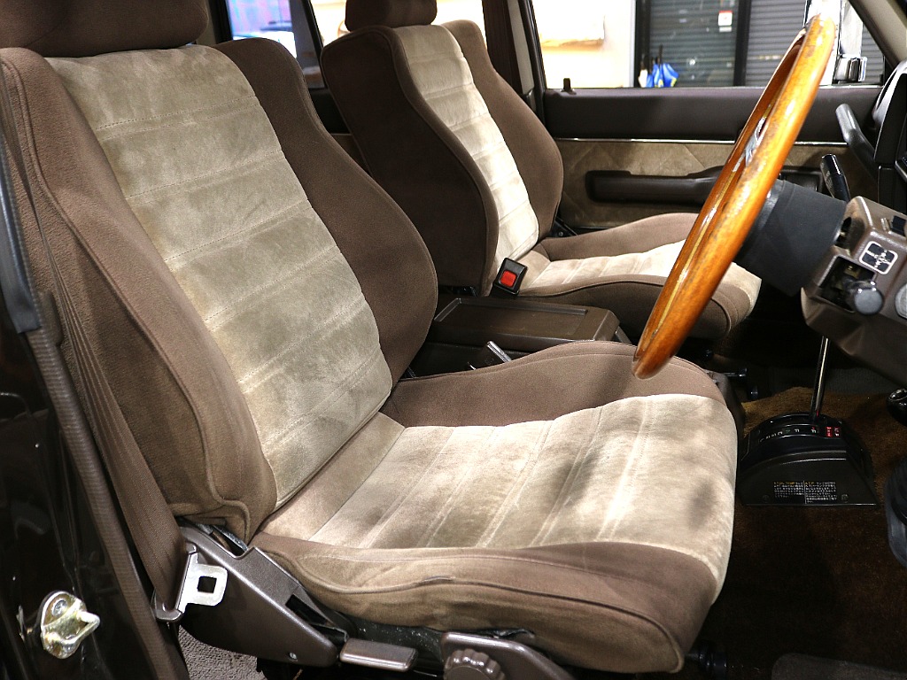 運転席シートは使用感が特に出る部分。こちらも使用感の少ない良コンディション。