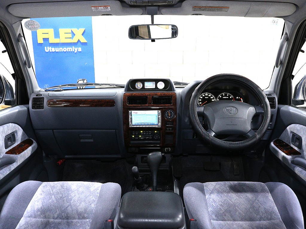 グレー内装の車両は落ち着きがあり、木目調パネルがマッチします！