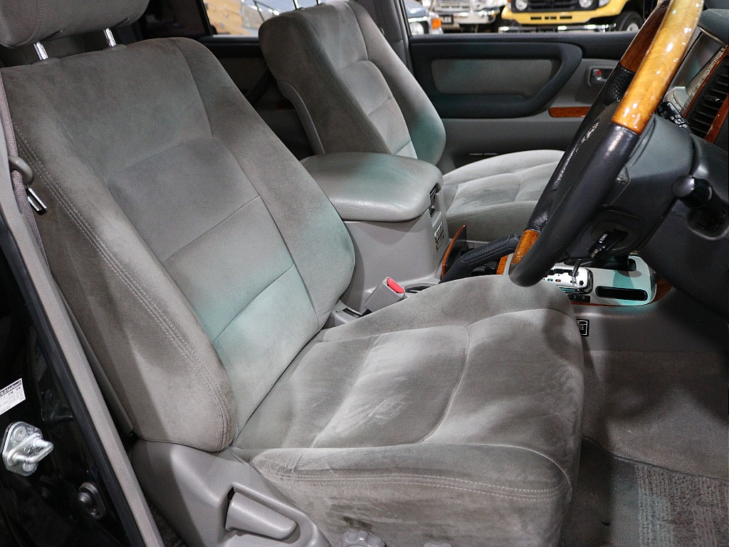 運転席シートは使用感が特に出る部分。こちらも使用感の少ない良コンディション。
