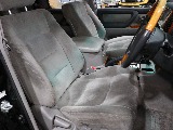 運転席シートは使用感が特に出る部分。こちらも使用感の少ない良コンディション。