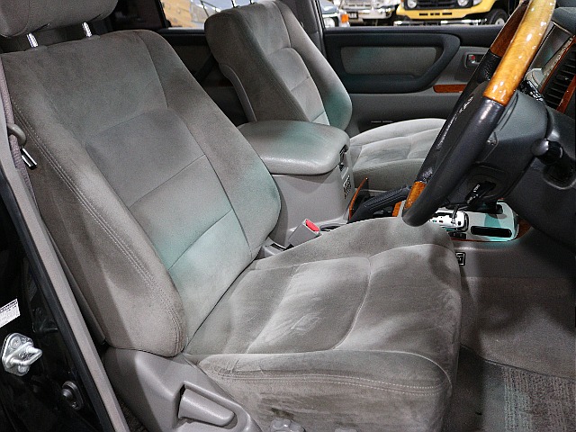 運転席シートは使用感が特に出る部分。こちらも使用感の少ない良コンディション。