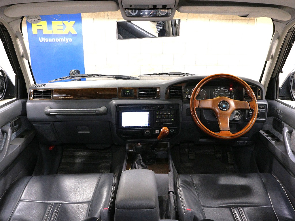 運転席周りを後部座席から見ているような視点になればと撮影に注力いたしました。お客様が実物を見ているような感覚になれば幸いです。