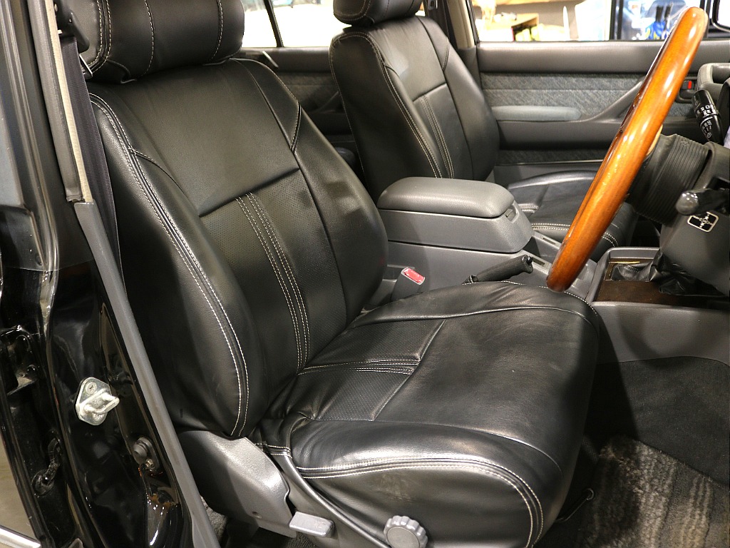運転席シートは使用感が特に出る部分。こちらも使用感の少ない良コンディション。