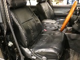 運転席シートは使用感が特に出る部分。こちらも使用感の少ない良コンディション。