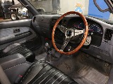 新品ナルディステアリングを装着。お客様が乗り込む目線を意識して撮影に注力いたしました。