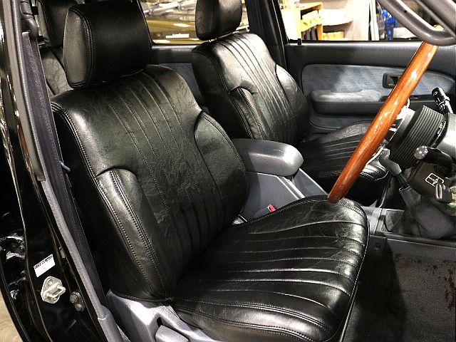 新品のシートカバーを装着。運転席シートは使用感が特に出る部分。こちらも使用感は少なく良好なコンディションです。