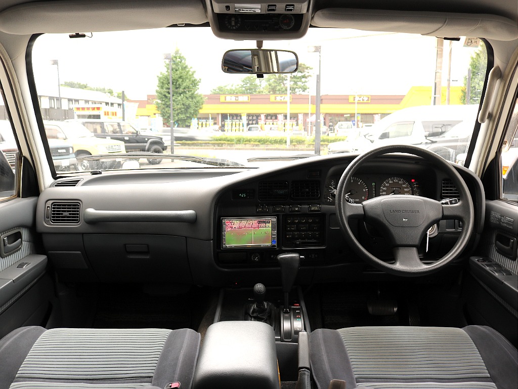 運転席周りを後部座席から見ているような視点になればと撮影に注力いたしました。お客様が実物を見ているような感覚になれば幸いです。