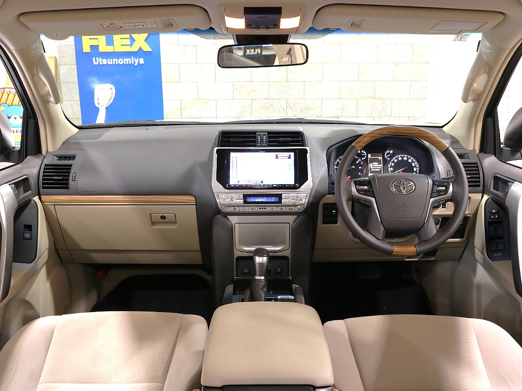 運転席周りを後部座席から見ているような視点になればと撮影に注力いたしました。お客様が実物を見ているような感覚になれば幸いです。