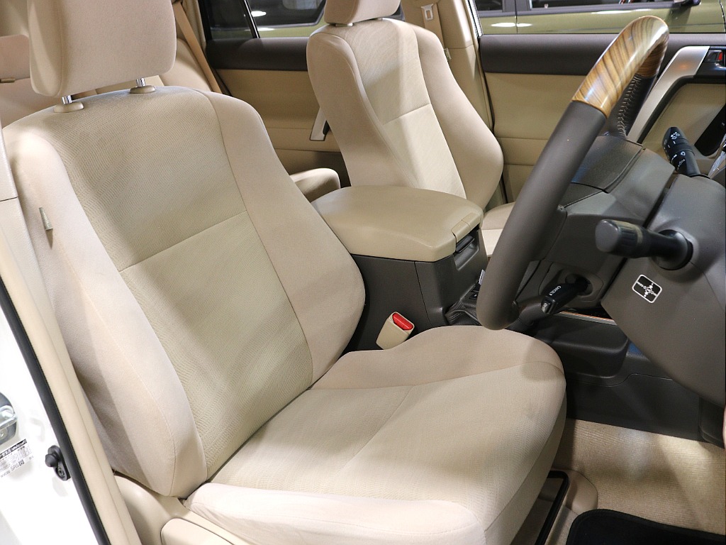 運転席シートは特に使用感が出る部分ですが、使用感は少ないです！