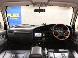 運転席周りを後部座席から見ているような視点になればと撮影に注力いたしました。お客様が実物を見ているような感覚になれば幸いです。