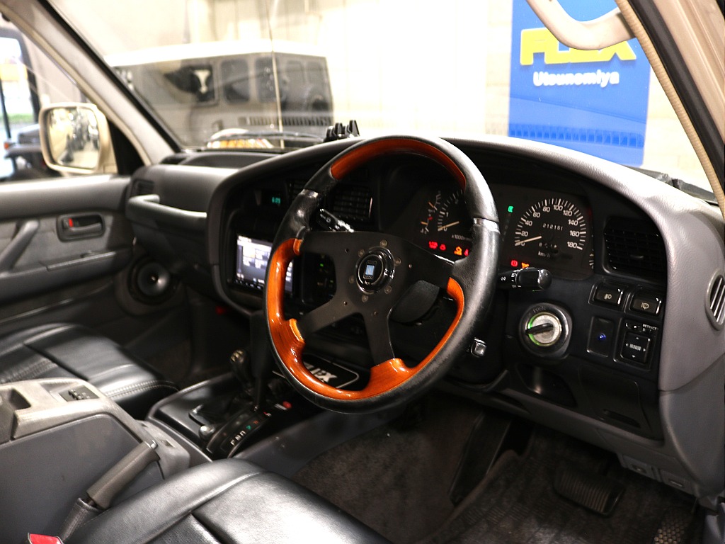 運転席に乗り込む視点に近いよう撮影に注力。