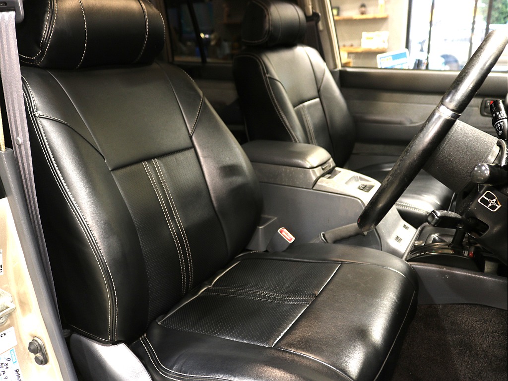基本的な装備はもちろん、サンルーフもついており、車内も明るくなります！