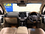 運転席周りを後部座席から見ているような視点になればと撮影に注力いたしました。お客様が実物を見ているような感覚になれば幸いです。