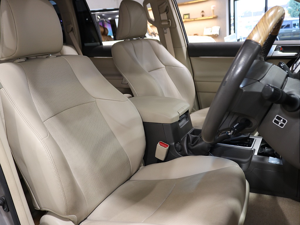 運転席シートは特に使用感が出る部分ですが、使用感は少ないです！