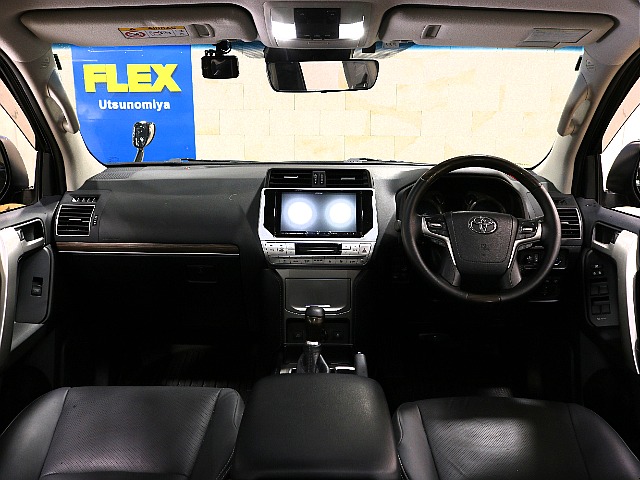 運転席周りを後部座席から見ているような視点になればと撮影に注力いたしました。お客様が実物を見ているような感覚になれば幸いです。