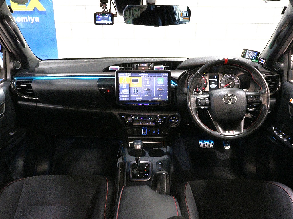 GRスポーツ専用の要素盛り沢山！
