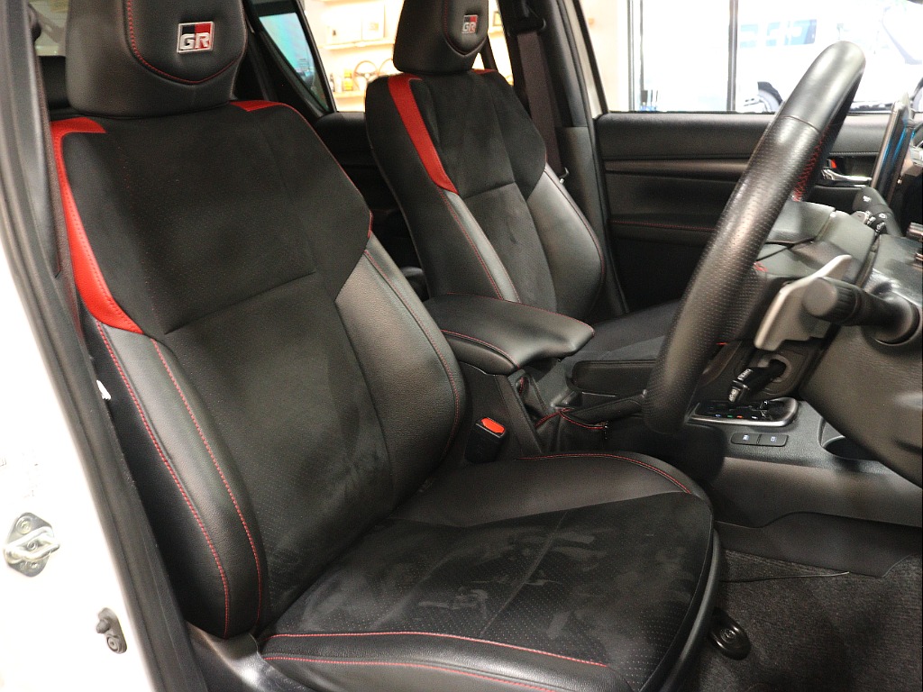 運転席シートは特に使用感が出る部分ですが、使用感は少ないです！