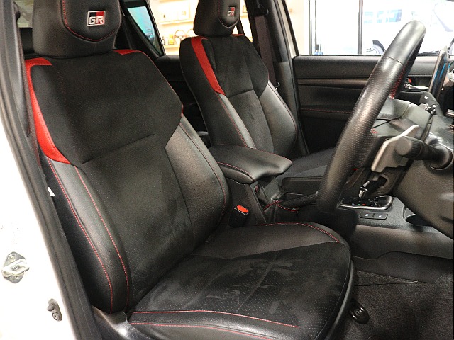 運転席シートは特に使用感が出る部分ですが、使用感は少ないです！