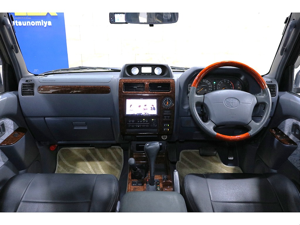 運転席周りを後部座席から見ているような視点になればと撮影に注力いたしました。お客様が実物を見ているような感覚になれば幸いです。