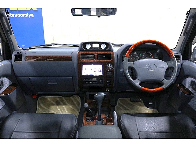 運転席周りを後部座席から見ているような視点になればと撮影に注力いたしました。お客様が実物を見ているような感覚になれば幸いです。