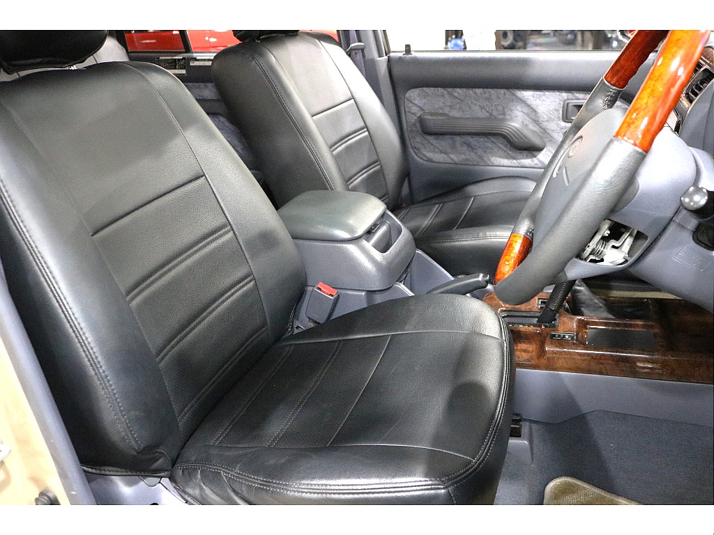 シートカバーは合成皮革の素材により雰囲気だけでなく扱いやすさも兼ね備えております。