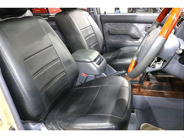 シートカバーは合成皮革の素材により雰囲気だけでなく扱いやすさも兼ね備えております。