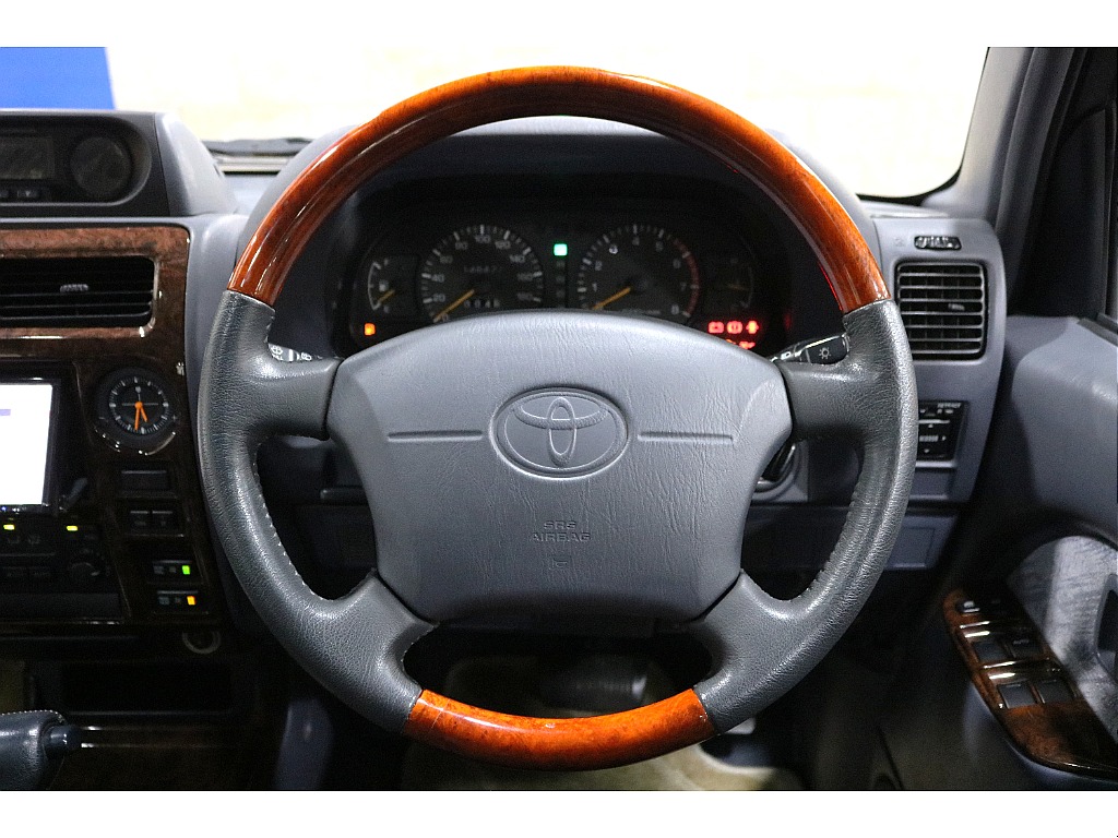 非常にきれいに保たれているステアリングとなっております。