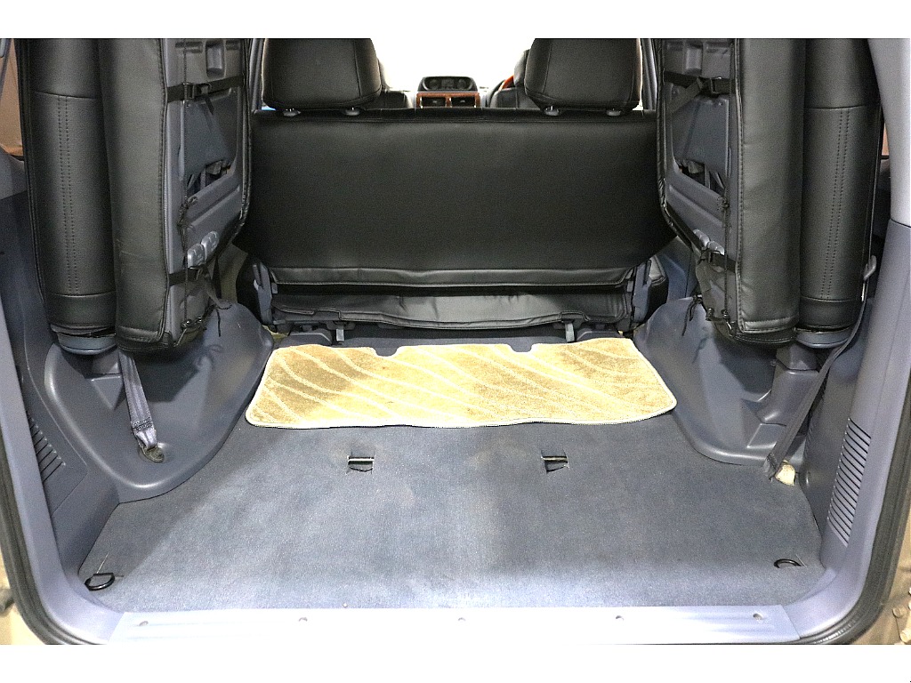 3列目シートを倒して賑やかな車内に。跳ね上げをしてたくさんの荷物を載せることが可能な95プラドは非常に汎用性が高く人気のお車となります。