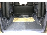 3列目シートを倒して賑やかな車内に。跳ね上げをしてたくさんの荷物を載せることが可能な95プラドは非常に汎用性が高く人気のお車となります。