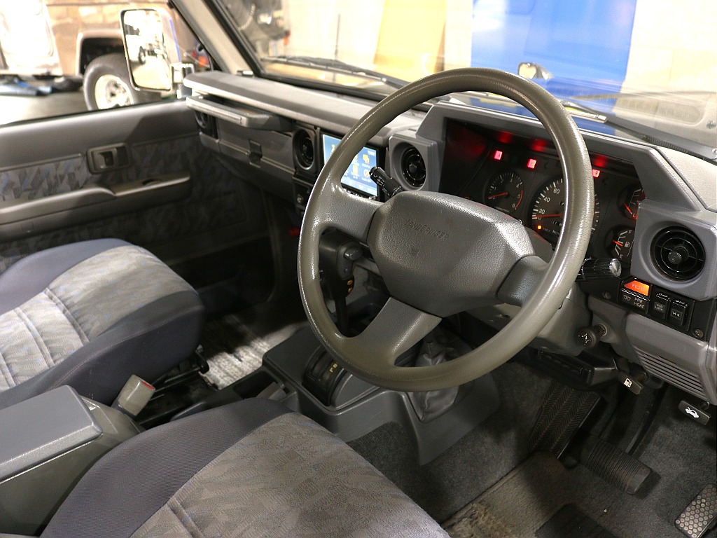 トヨタ ランドクルーザー70(3枚目)