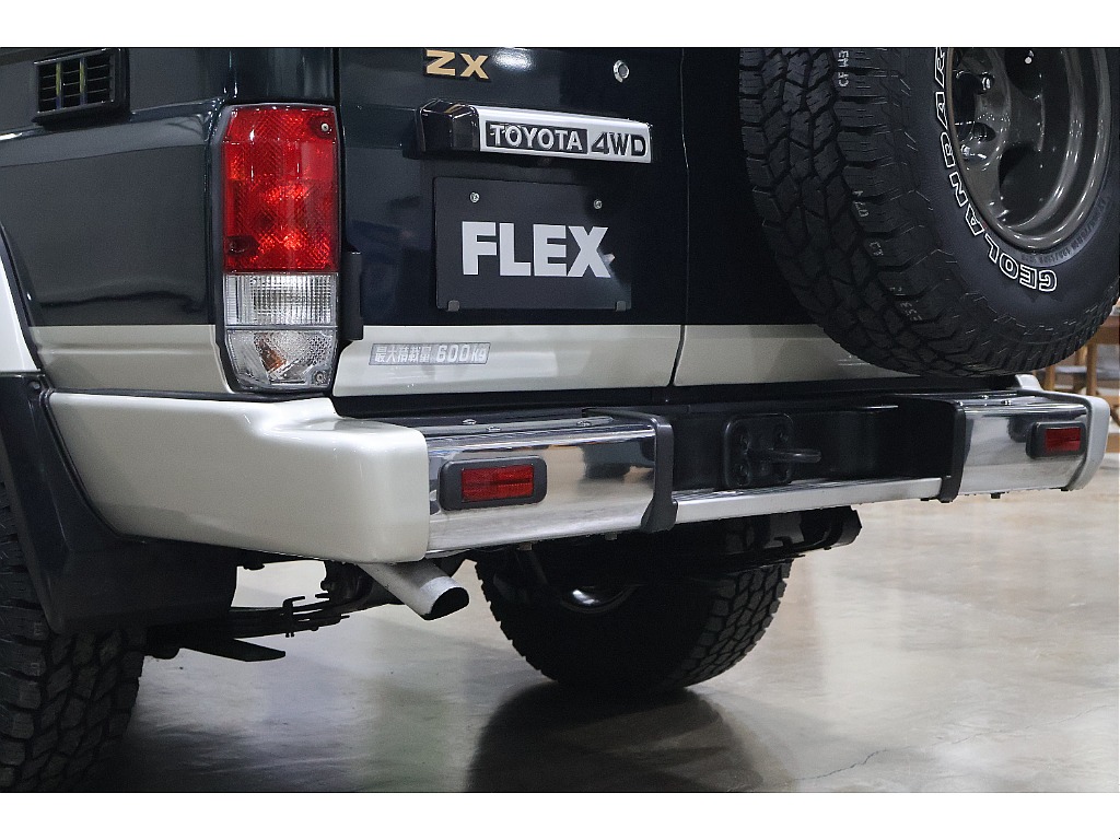 リアバンパーもツートン仕様で状態良好！