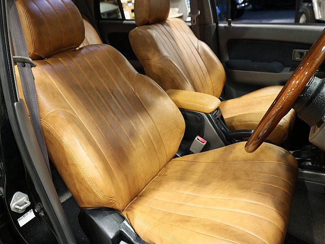 運転席シートは使用感が特に出る部分。こちらも使用感は少なく良好なコンディションです。