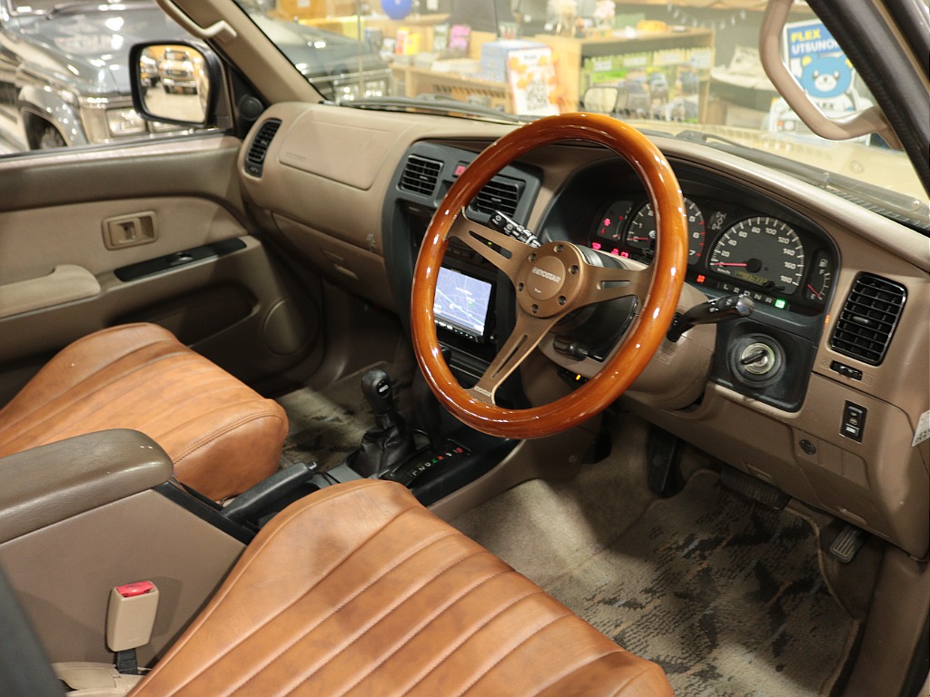 運転席に乗り込む視線に近いよう撮影に注力いたしました。