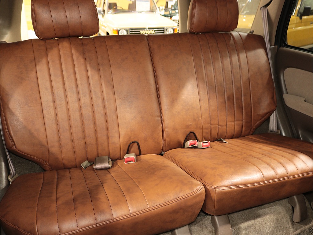 後部座席も新品シートカバーを着用し使用感無くキレイな状態です！