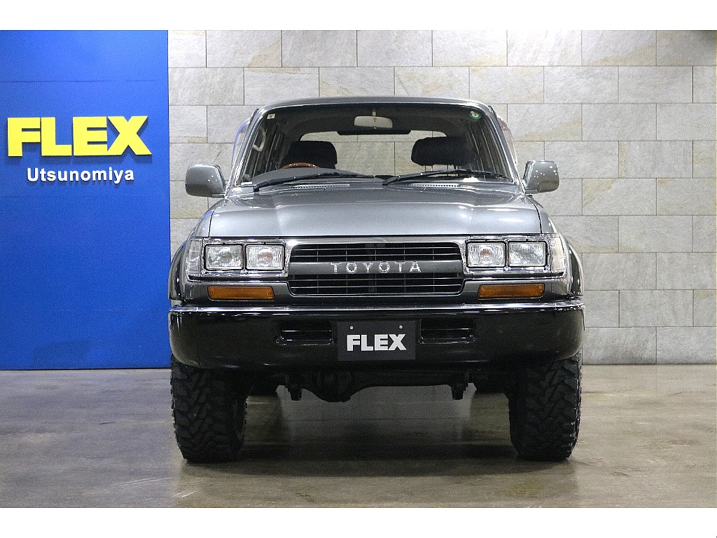 フェイスは角目4灯を導入しより引き締まった顔つきに仕上がりました。