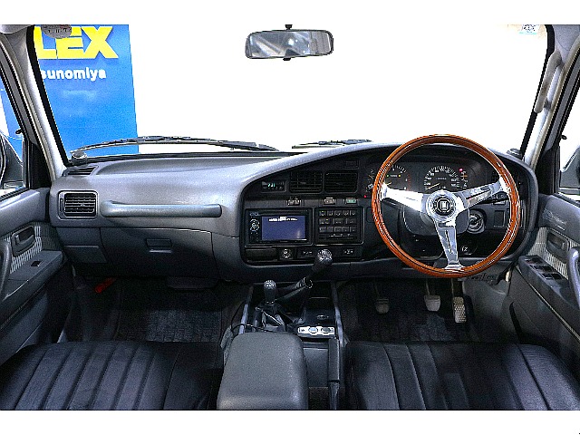 運転席周りを後部座席から見ているような視点になればと撮影に注力いたしました。お客様が実物を見ているような感覚になれば幸いです。