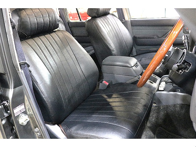 新品のシートカバーは合成皮革の素材により雰囲気だけでなく扱いやすさも兼ね備えております。