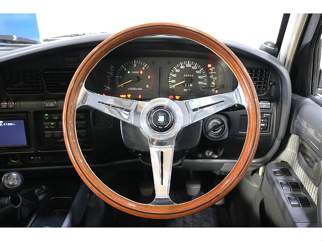 新品NARDIステアリングを導入しております。