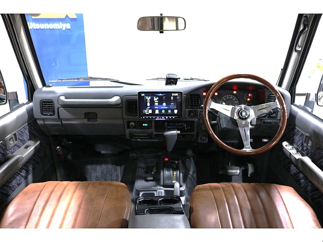 シートカバー、ナルディで雰囲気を作り、ALPINEのDAでより快適な車内へ。