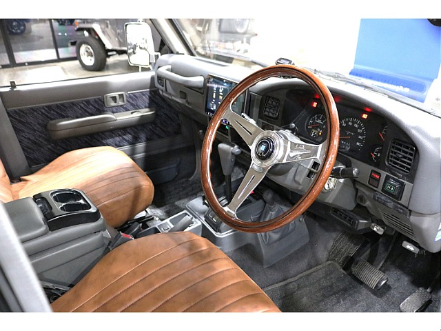 運転席から乗り込むようなイメージで撮影いたしました。