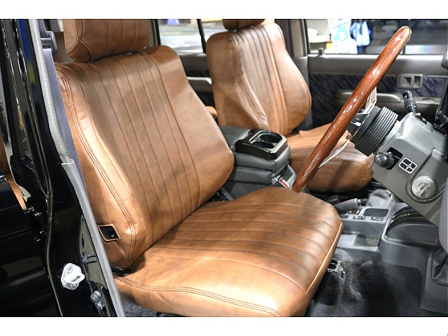 新品のシートカバーは合成皮革の物になりますので、雰囲気だけでなく扱いやすさも兼ね備えております。