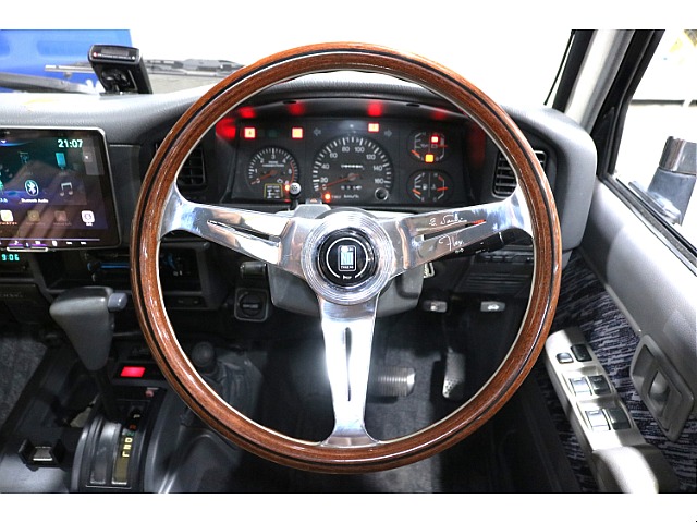 高額カスタムのNARDIステアリングが装備済み！