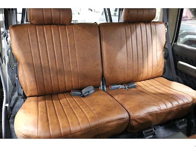 後部座席も綺麗に保たれております。