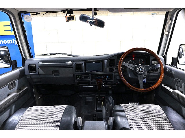 無駄の少ないコックピットはシンプルで洗練されています。