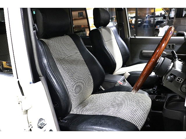 一番目につきやすいシートはフレックスオリジナル千鳥柄シートカバーをインストールしております。